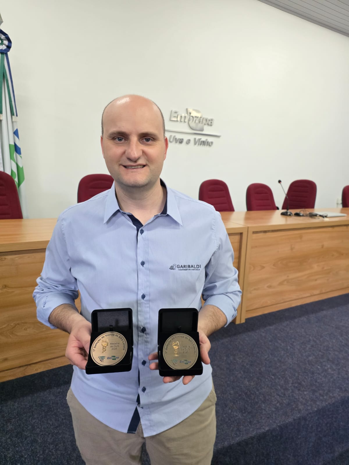 Cooperativa Vinícola Garibaldi, representada pelo enólogo Ricardo Morari, recebeu premiação  Crédito: Viviane/Embrapa